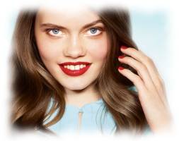 Foto einer Frau mit schönen roten Lippen durch die LR Makeup Lippen Kosmetik